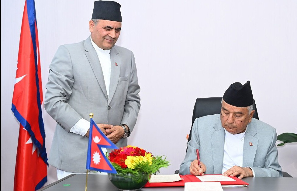 राष्ट्रपतिले थाले कानुनविद्हरूसँग छलफल