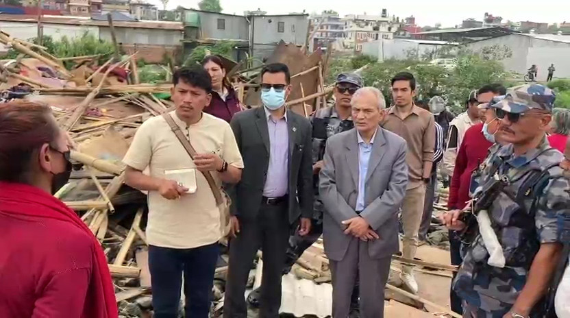 काठमाडौंका विस्थापित सुकुम्बासीका समस्या बुझ्दै पूर्वप्रधानमन्त्री डा. भट्टराई