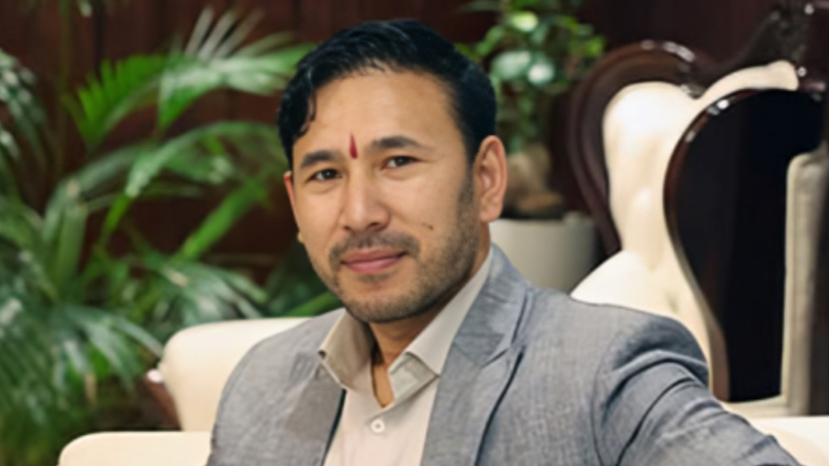 डेढ महिनामै पदमुक्त भए आदर्शकुमार श्रेष्ठ, दोहोरो नियुक्ति विवादमा अध्यादेशको प्रहार