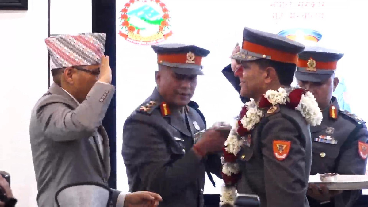 सशस्त्र प्रहरी महानिरीक्षक पौडेलद्वारा दर्ज्यानी चिह्न ग्रहण