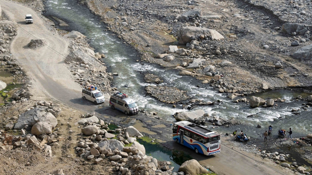 बाढीले अवरुद्ध बिपी राजमार्ग तीन दिनपछि खुल्यो