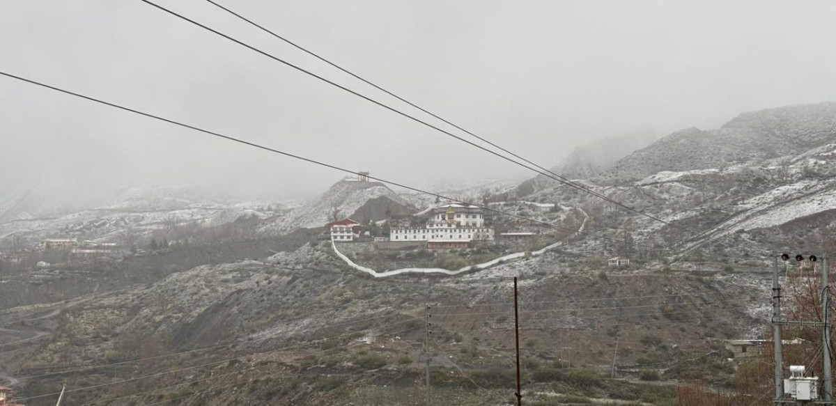 बर्खा लाग्यो, तर हिउँ पर्न छाडेन