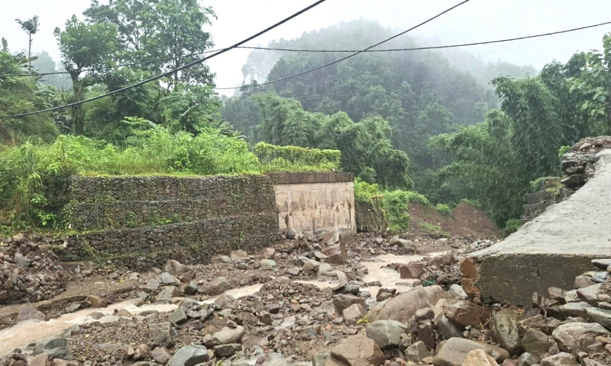 पटक–पटक म्याद थप्दा पनि सात वर्षदेखि लेदुवा खोलाको पुल अधुरै