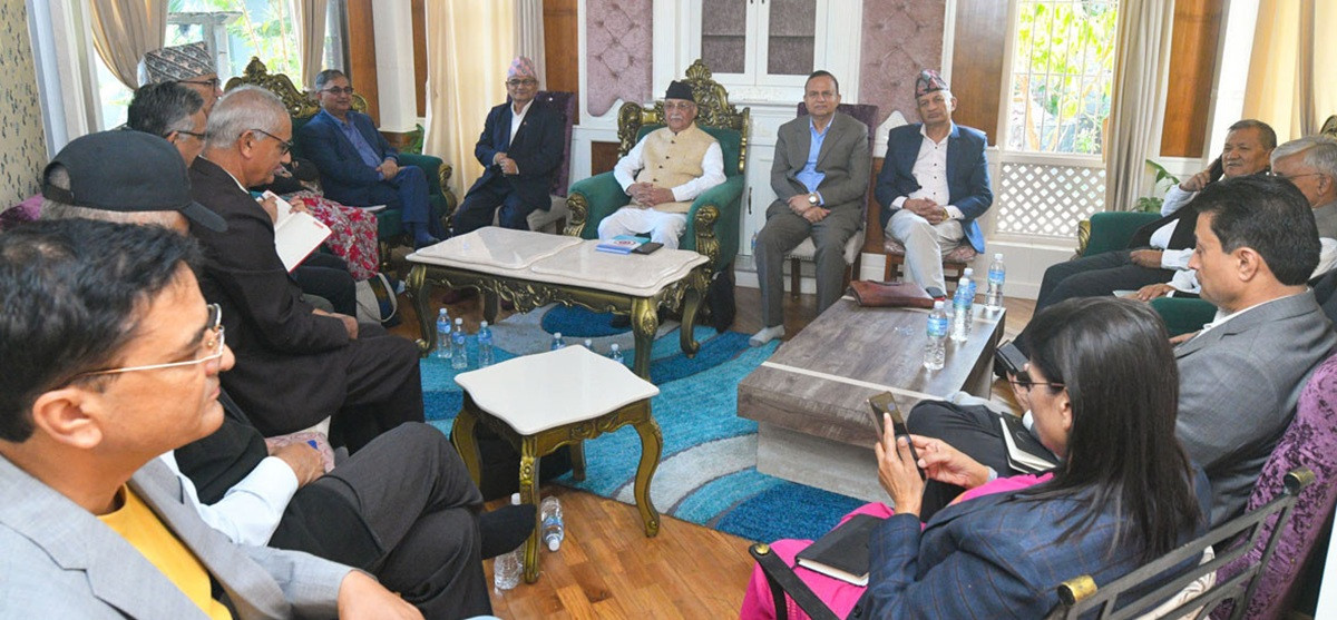 एमाले अध्यक्ष ओलीलाई नेतृत्व छाेड्न पार्टीभित्रबाटै दबाब बढ्दै
