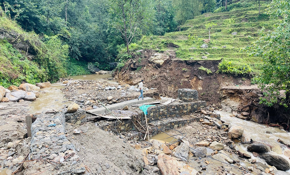संखुवासभामा पहिरोले पाँचखपन–चैनपुर सडक अवरुद्ध