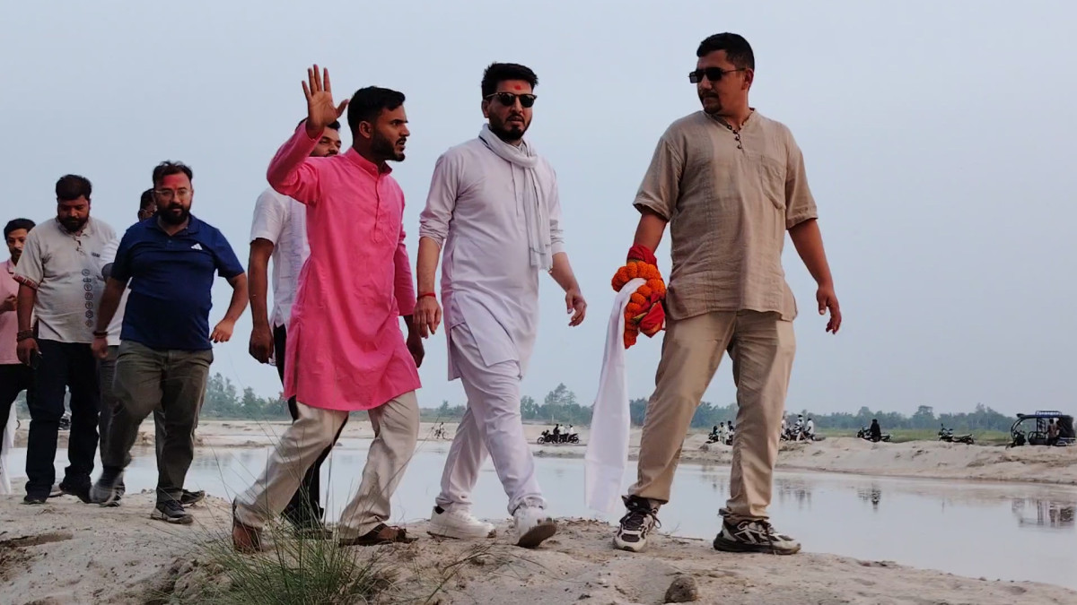 मन्त्री लम्सालद्वारा १५ वर्षदेखि अलपत्र कमला पुलको निरीक्षण, स्थानीयले गरे विरोध