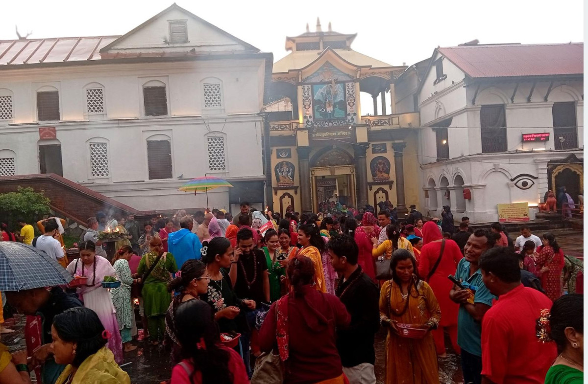 साउनको दोस्रो सोमबार : पशुपतिनाथमा बिहानैदेखि भक्तजनको लर्काे
