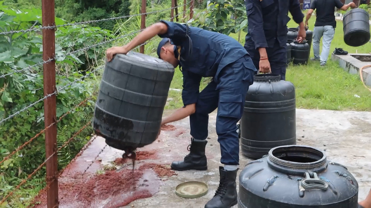 पोखरामा अवैध घरेलु मदिरा उत्पादन गर्ने कच्चा पदार्थ बरामद गरी नष्ट