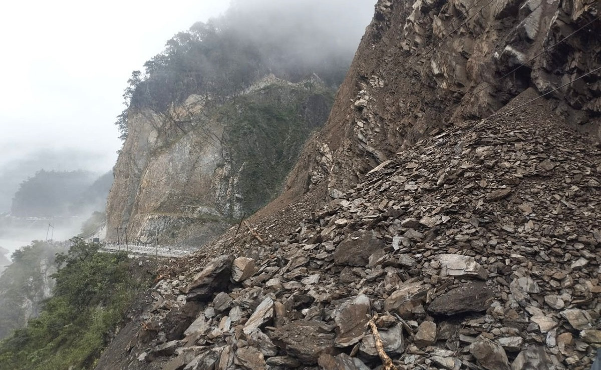 वर्षाका कारण देशभर सडक प्रभावित, आठ जिल्लामा सडक अवरुद्ध र राति सवारी सञ्चालनमा रोक