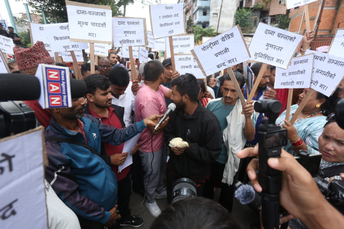 भारतीय कुखुरा र चल्लाको अवैध तस्करी नियन्त्रण गर्न तथा पोल्ट्री किसानको लगानी संरक्षणको माग गर्दै किसान आन्दोलित