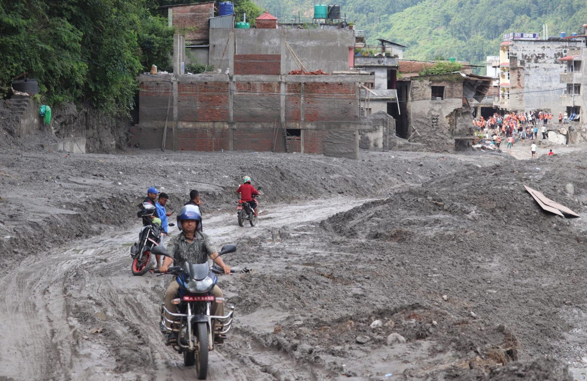 बाढी प्रभावित क्षेत्रमा सवारी सञ्चालनका लागि बनाइयो अस्थायी चार रुट