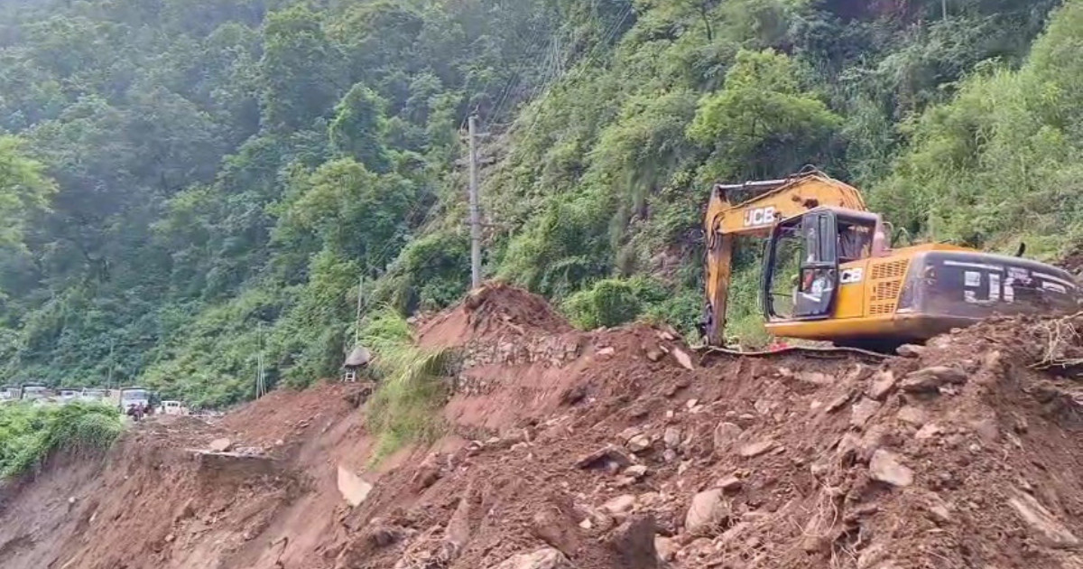 पृथ्वी राजमार्गको परेवा भीरमा सडक मर्मत कार्य जारी