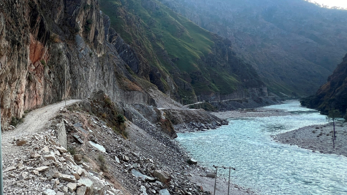 गगनेखोलामा पहिरो जाँदा कर्णाली राजमार्ग अवरुद्ध