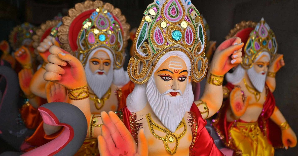 कालिगढहरूले विश्वकर्माको पूजा-आराधना गरी आज विश्वकर्मा पर्व मनाउँदै