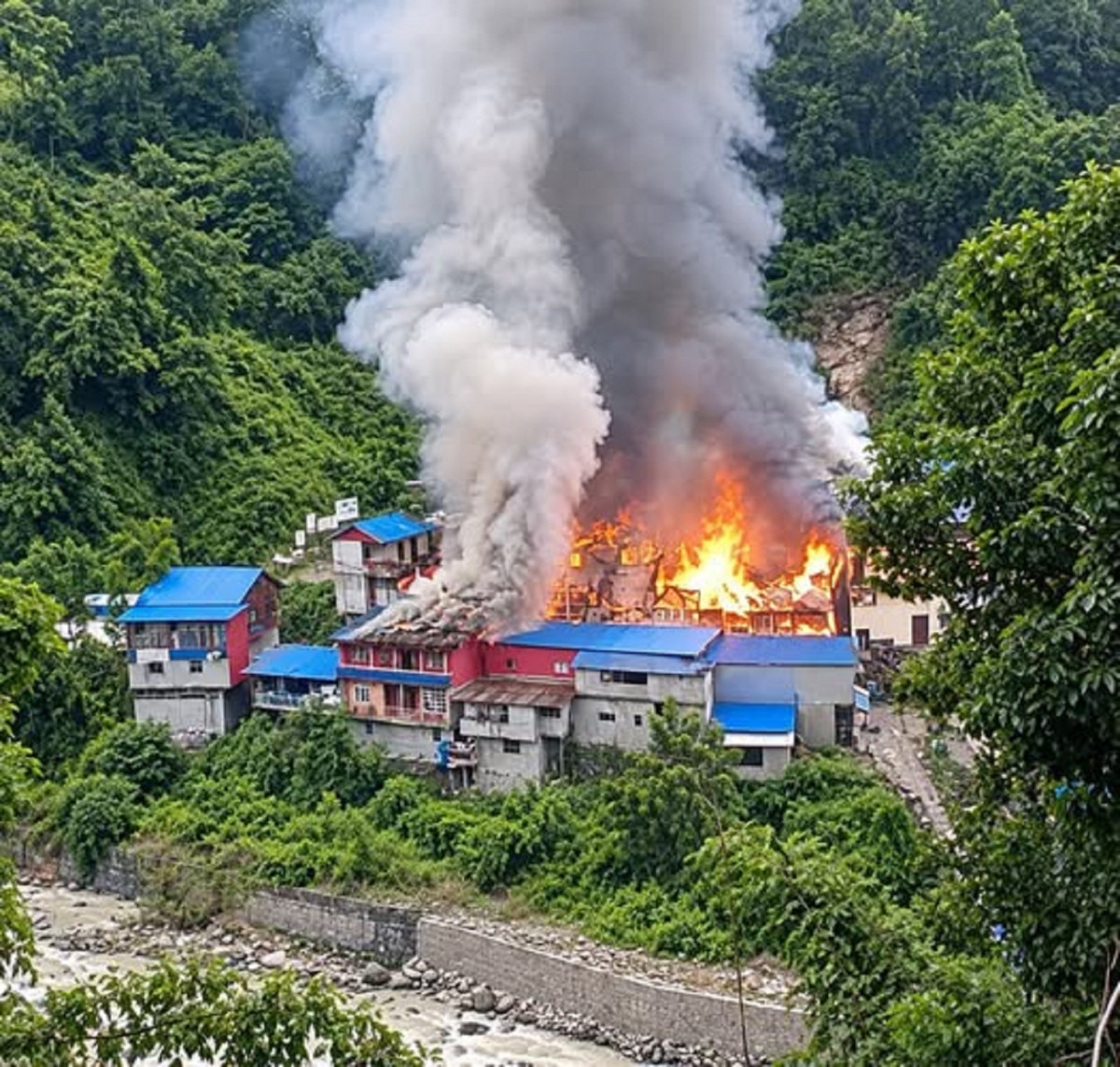 ताप्लेजुङको दोभान बजारमा आगलागी, क्षतिको विवरण आउन बाँकी