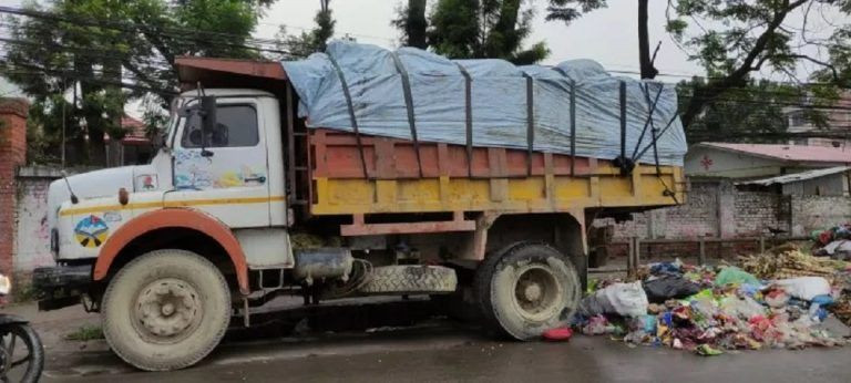 वर्षाले फोहोर व्यवस्थापन प्रभावित, घरबाहिर फोहोर ननिकाल्न काठमाडौं महानगरको आग्रह