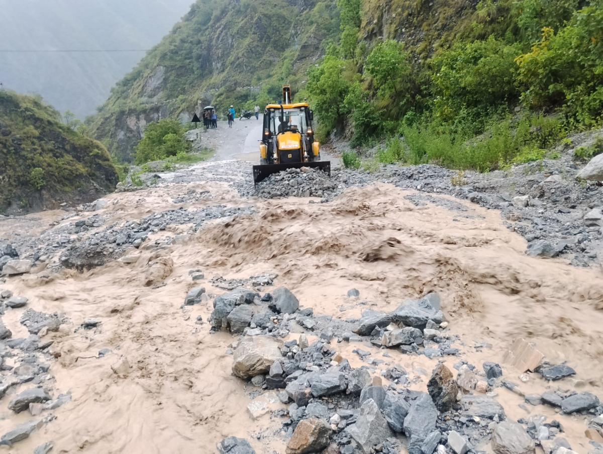 वर्षाका कारण सिद्धिचरण लोकमार्ग अवरुद्ध