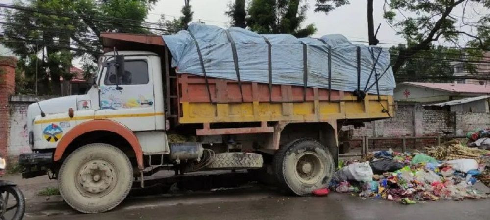 वर्षाले फोहोर व्यवस्थापन प्रभावित, घरबाहिर फोहोर ननिकाल्न काठमाडौं महानगरको आग्रह