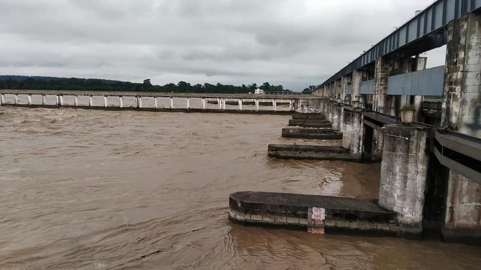 नारायणीको बाढी खतराको तह नजिक, गण्डक ब्यारेजका सबै ढोका खुला