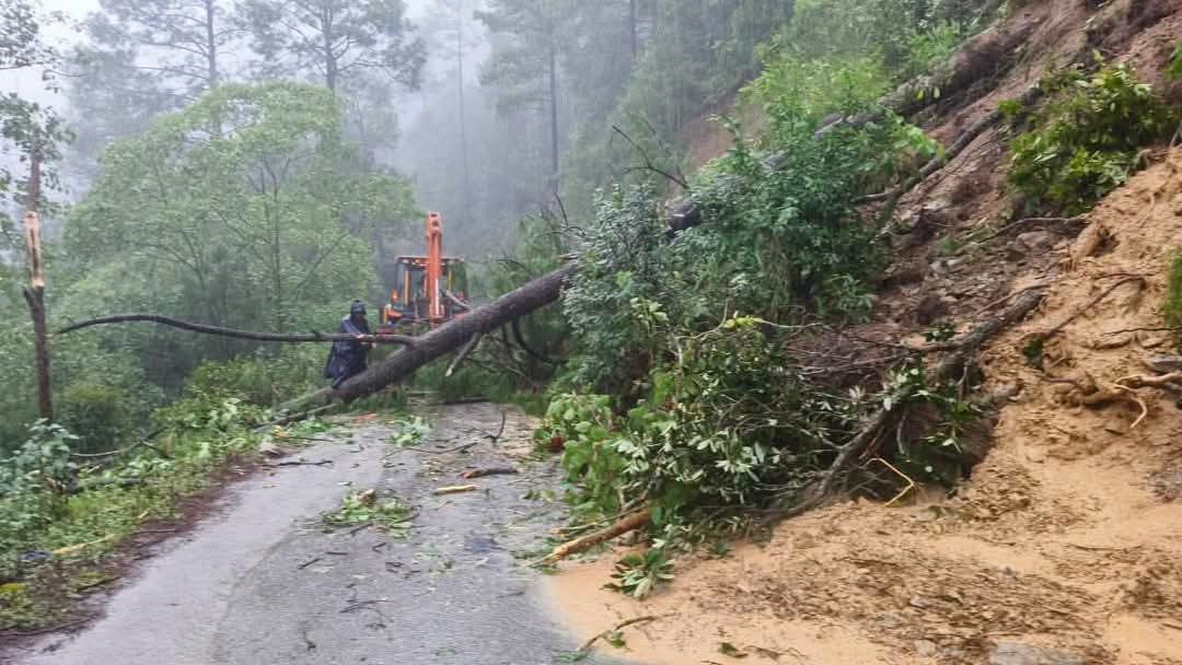 सडक अवरुद्ध भएपछि भैरहवामा दर्जनौँ बस रोकिए