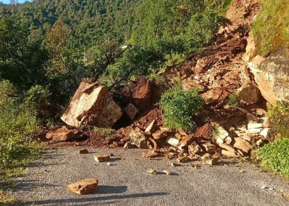 पहिराले बैतडीको ढोल्यामोड–पुर्चौंडी हाट सडक अवरुद्ध