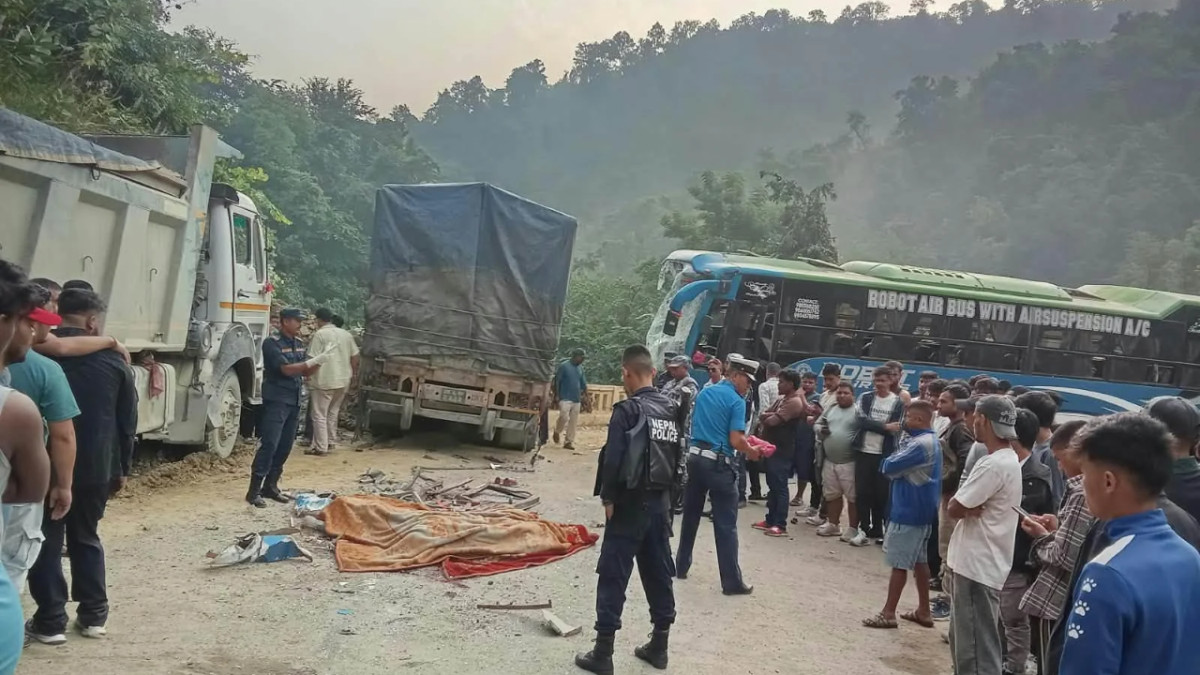 कपिलवस्तुको चोरखोलामा बस र ट्रक ठोकिँदा चालकको मृत्यु
