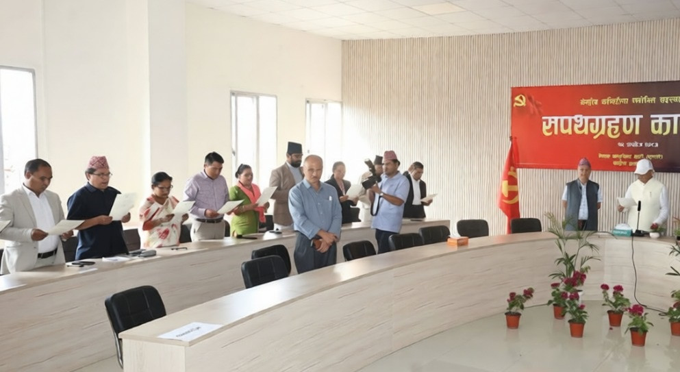 एमालेका ३३ जना केन्द्रीय सदस्यहरूले लिए शपथ
