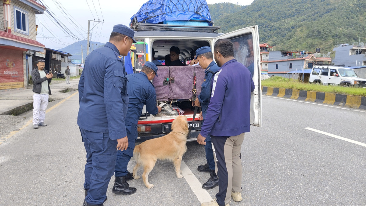 चाडबाड लक्षित सुरक्षाः पोखराका नाकाहरूमा कुकुरसहितको छड्के जाँच