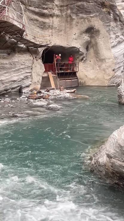 मेलम्चीको पानी कुर्दै उपत्यकावासी, चाडपर्वमा खानेपानीको अभावले सास्त
