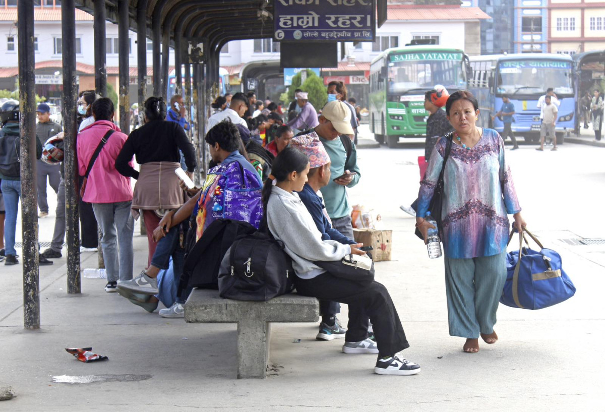 दसैँमा घर फर्किने यात्रुको चाप बढ्यो, सडकको अवस्थाले यात्रा कष्टकर