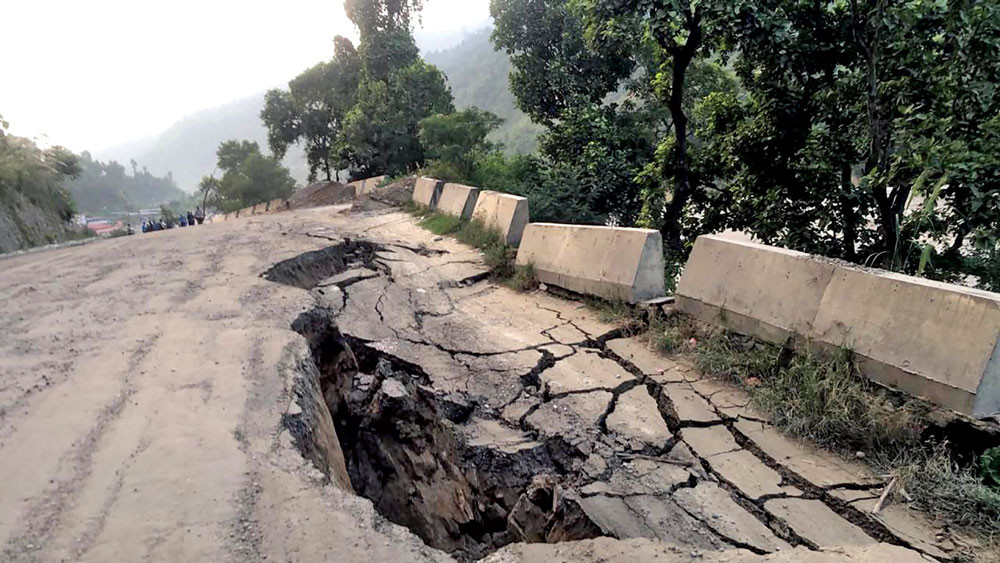 भासिएको सडकको पुनर्निर्माणमा ढिलाइ, पृथ्वी राजमार्गमा जामको समस्या