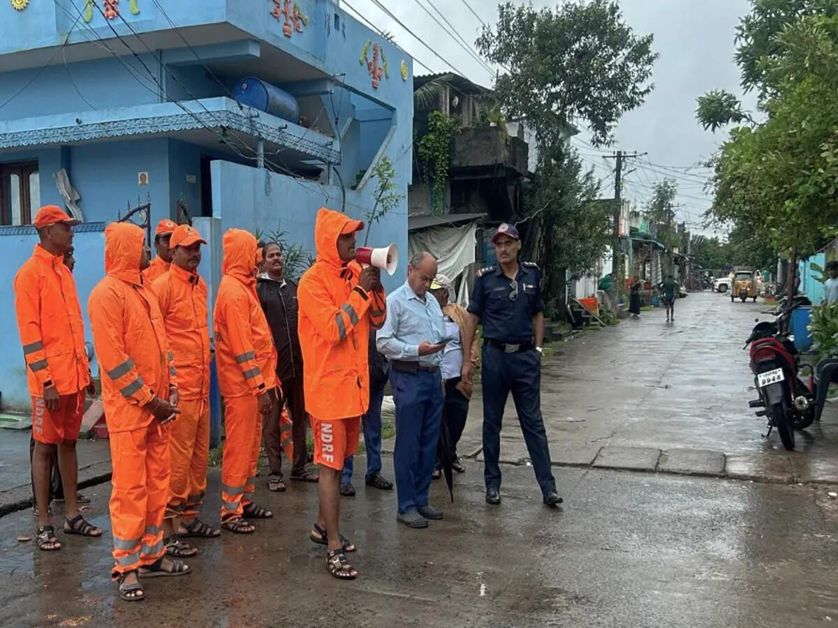 भारतको पूर्वी तटमा शक्तिशाली चक्रवात ‘अर्नब’ को खतरा, हजारौँ मानिस सुरक्षित स्थानमा सारिँदै